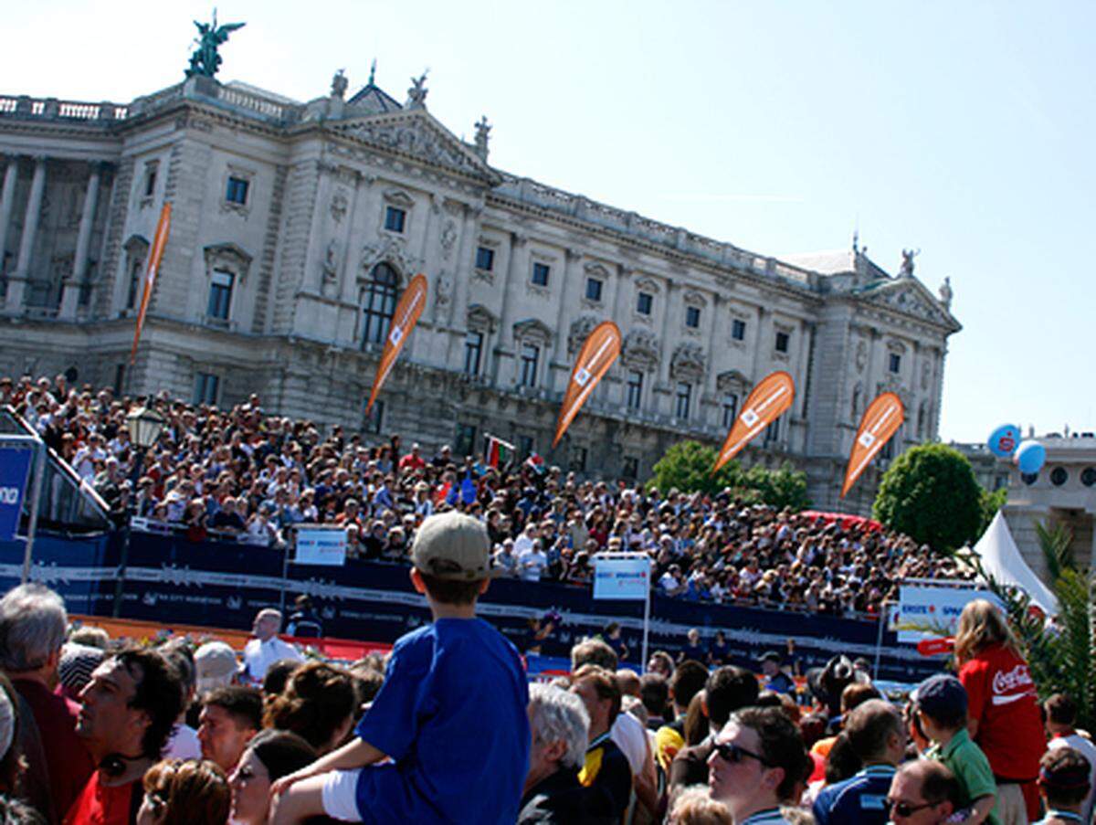 In Empfang genommen wurden die Sieger am Heldenplatz von Tausenden Menschen. Ganz Wien war bei perfekten Frühsommerwetter auf den Beinen zum "Marathon-Schaun".