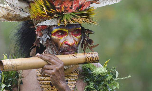 Musiker in Papua-Neuguinea, wo die Universalität der Dur/Moll-Gefühle de facto widerlegt wurde. 