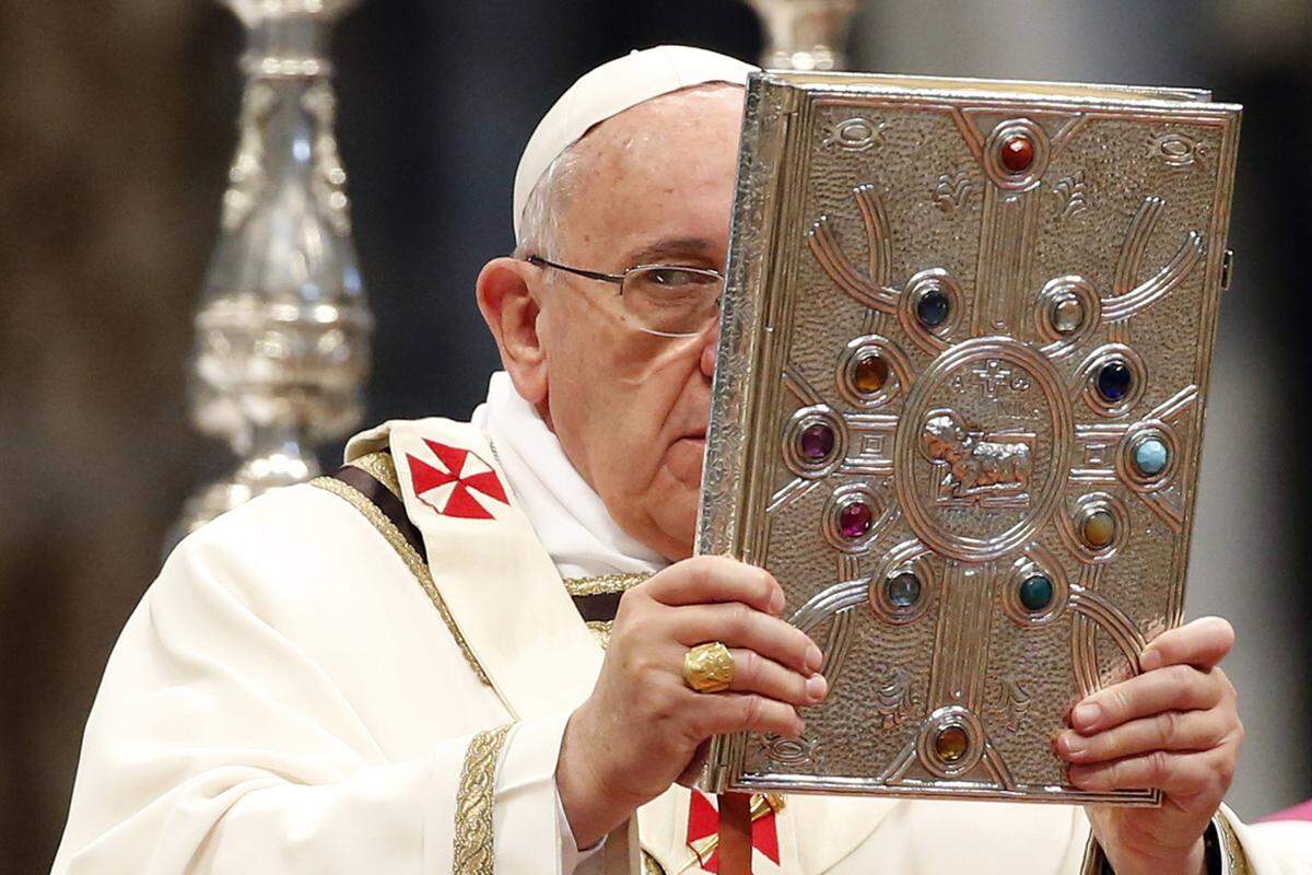 Bereits am Vormittag des Gründonnerstags hatte der Papst die die Chrisammesse im Petersdom mit rund 3000 Priestern aus der Diözese Rom und der vatikanischen Kurie gefeiert.