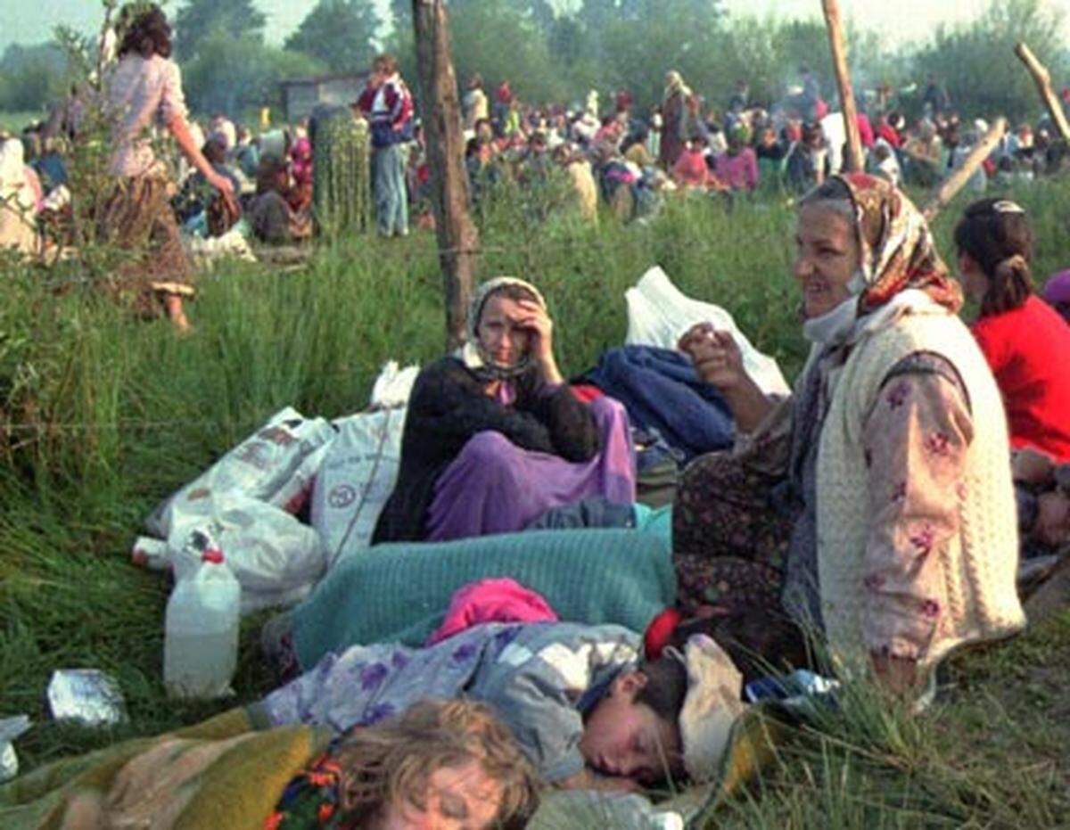 Die Bewohner Srebrenicas flüchteten nach Potocari, einem Grenzort im Bereich der Schutzzone. Chaotische Bedingungen machten die Situation noch dramatischer: Unerträgliche Hitze, Wasser - und Nahrungsmangel. Schreckensnachrichten über Vergewaltigungen und Morde breiteten sich aus.