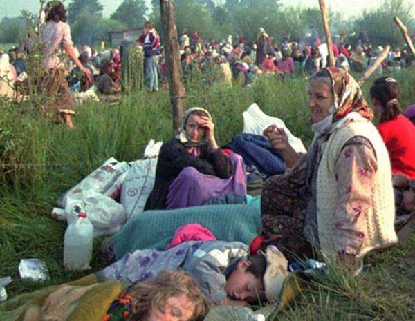 Die Bewohner Srebrenicas flüchteten nach Potocari, einem Grenzort im Bereich der Schutzzone. Chaotische Bedingungen machten die Situation noch dramatischer: Unerträgliche Hitze, Wasser - und Nahrungsmangel. Schreckensnachrichten über Vergewaltigungen und Morde breiteten sich aus.