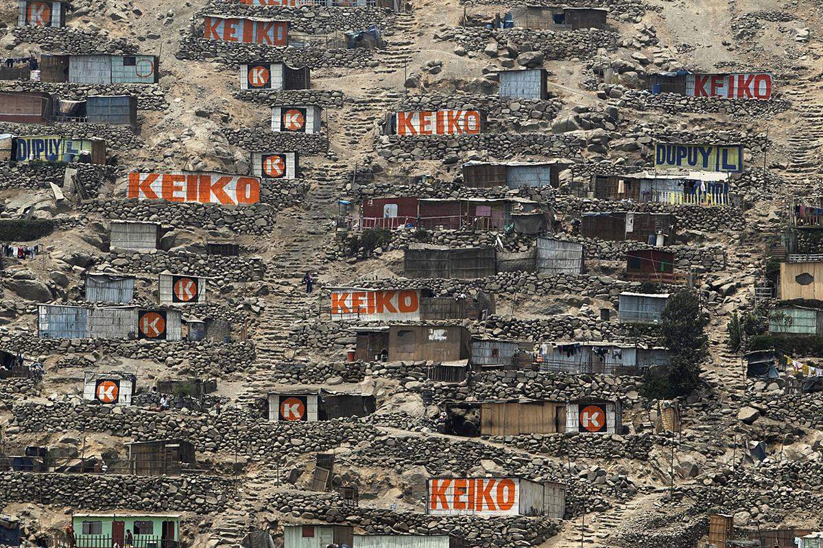 Lima, Peru. Keiko Fujimori steigt in das Rennen um Perus Präsidentschaft ein, weshalb sein Name an den Mauern der Barackensiedlung Huaycan prangt.