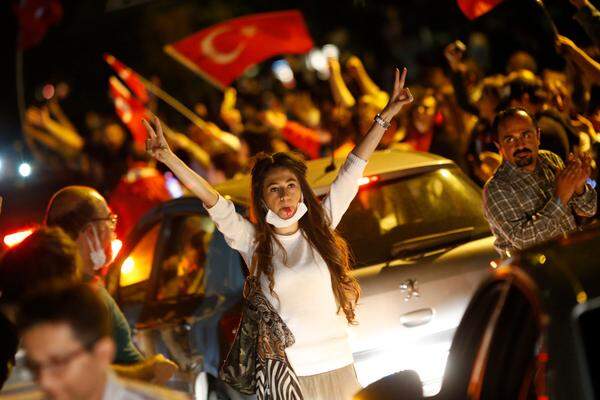 Doch dann schlugen die Proteste gegen das Bauvorhaben in einen allgemeinen Aufstand gegen die islamisch-konservative Regierung von Premier Recep Tayyip Erdogan um, der rasch das ganz Land erfasste. Es sind die schwersten Proteste seit einem Jahrzehnt.
