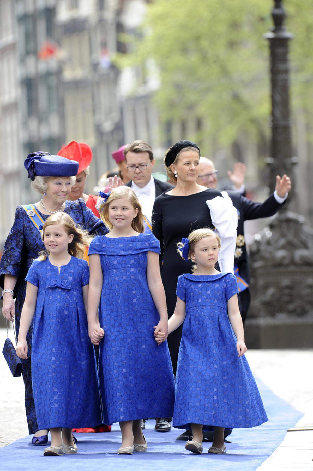 An der Hand der frisch gebackenen Kronprinzessin Catharina-Amalia (9) schritten Prinzessin Alexia (7) und Prinzessin Ariane (6) in die Kirche. Dahinter folgten Neo-Prinzessin Beatrix, ebenfalls in Blau, sowie Schwiegertochter Mabel.