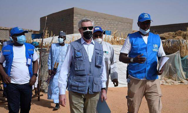 Archivbild von UN-Kommissar Filippo Grandi in einem Flüchtlingslager im Niger, in dem 61.000 Malier Zuflucht gefunden haben.