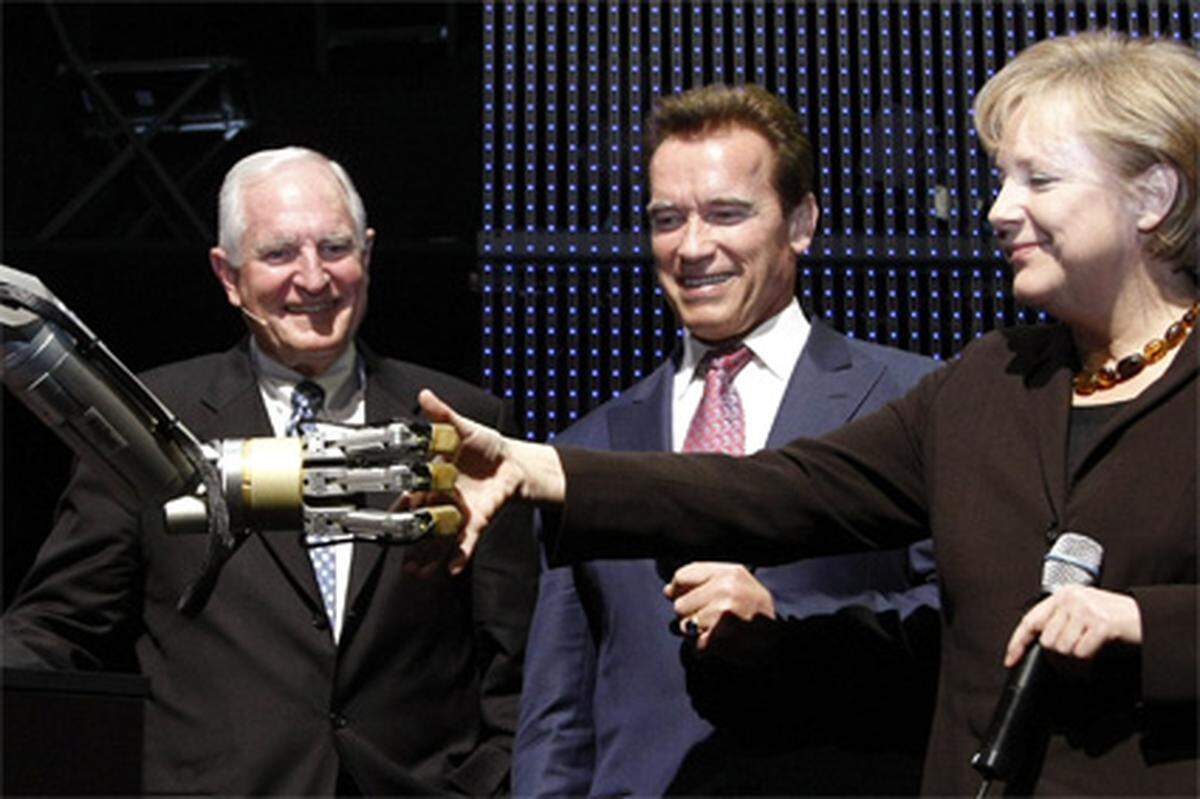 Marvin durfte bei der CeBIT-Eröffnung der deutschen Bundeskanzlerin Angela Merkel und dem kalifornischen Gouverneur Arnold Schwarzenegger die Hand Schütteln. Seine Finger sind mit Berührungssensoren ausgestattet.
