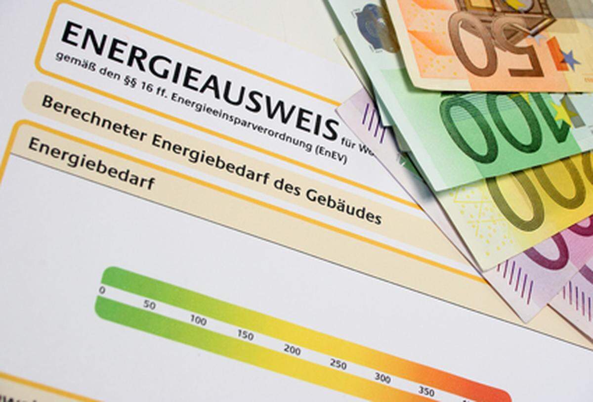 Neues Energieausweis-Vorlage-Gesetz in Begutachtung: Mit dem Gesetz sollen Verkäufer und Vermieter künftig verpflichtet werden, bereits in Verkaufs- oder Vermietungsinseraten die Energieeffizienzklasse des jeweiligen Objektes anzugeben. Wer sich nicht daran hält, muss mit einer Verwaltungsstrafe bis zu 1.450 Euro rechnen. Das neue Gesetz soll mit 1. Jänner 2012 in Kraft treten, die Begutachtungsfrist endet am 30. September 2011. Das bisher geltende Energieausweis-Vorlage-Gesetz aus dem Jahr 2006 soll aufgehoben werden. www.justiz.gv.at