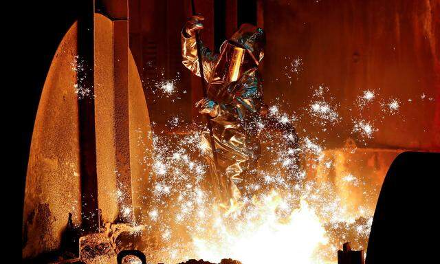 Ein Stahlarbeiter bei Thyssen Krupp in Deutschland. 