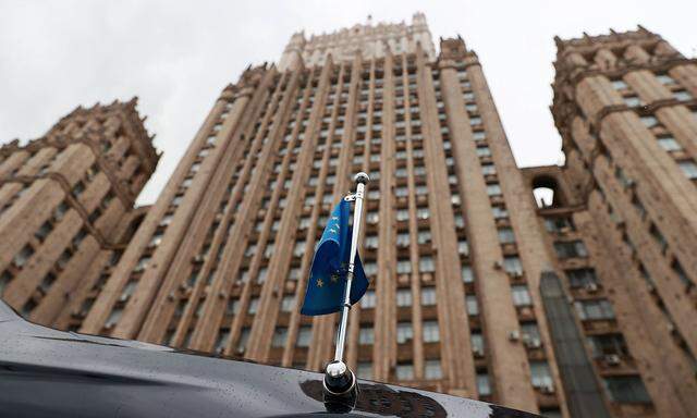 Das Auto des EU-Botschafters in Russland, Markus Ederer, vor dem russischen Außenministerium in Moskau.