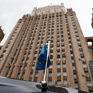 Das Auto des EU-Botschafters in Russland, Markus Ederer, vor dem russischen Außenministerium in Moskau.