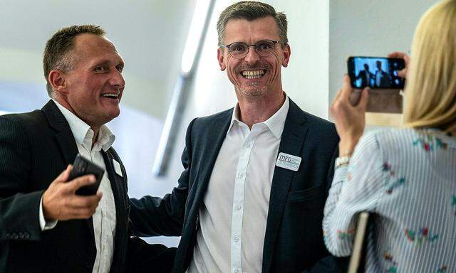 MFG-Spitzenkandidat Joachim Aigner (rechts) und Gerhard Pöttler, Finanzreferent der Partei, feiern den Einzug in den Landtag.