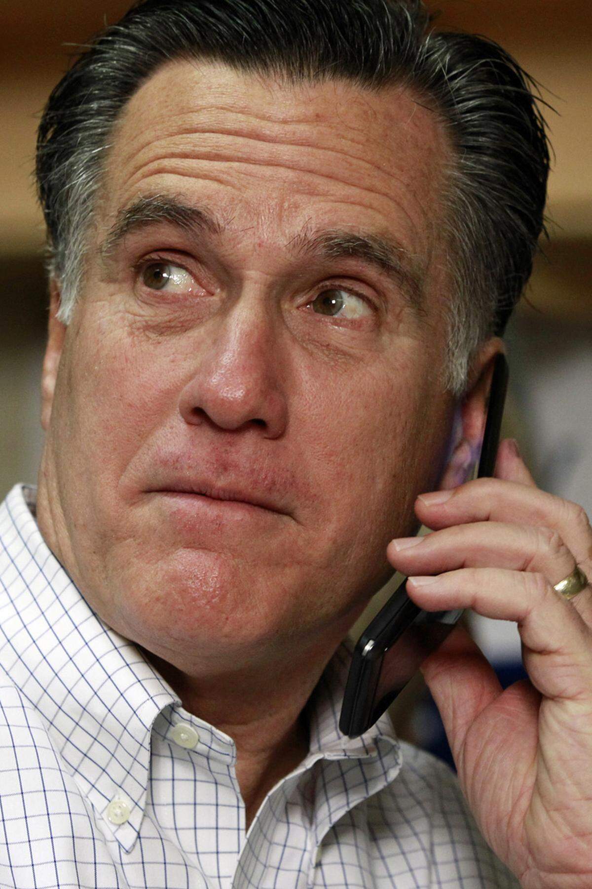 Romney macht zudem sein Ruf als politischer Wendehals zu schaffen: Als Gouverneur von Massachusetts trat er etwa für das Recht auf Abtreibung ein, inzwischen verteufelt er sie. Vom Fürsprecher für die Rechte Homosexueller wandelt er sich zum scharfen Gegner der Homo-Ehe. Und obwohl er in Massachusetts selbst ein ähnliches Gesundheitssystem installiert hat, zieht er gegen Obamas Gesundheitsreform von Leder. Im US-Vorwahlkampf nannte ihn Konkurrent Newt Gingrich dann auch ein "politisches Chamäleon".