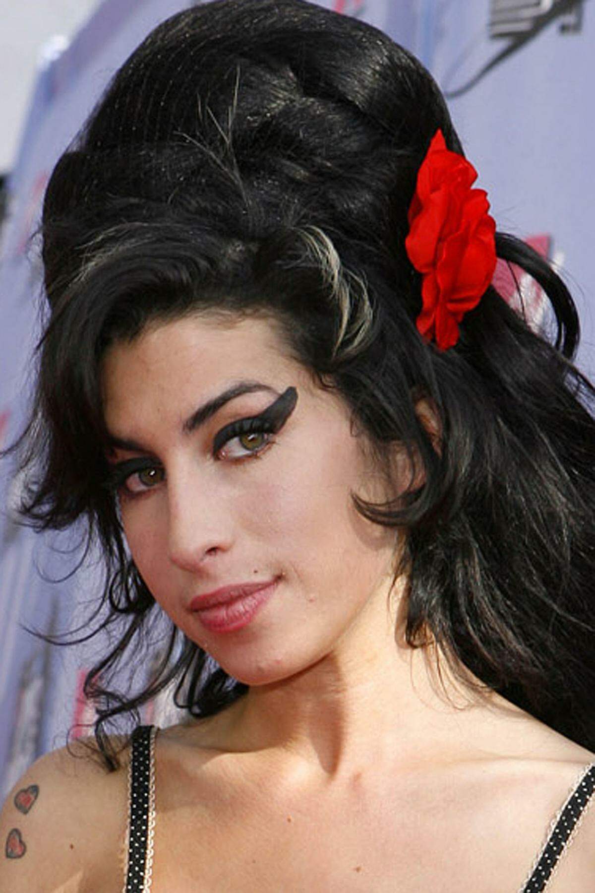 Auffallend viele hochtalentierte Musiker starben in den vergangenen Jahrzehnten im Alter von 27 Jahren und wurden nicht zuletzt dadurch zum Mythos. Der sogenannte Club 27 oder das pietätlose Forever 27 wurden zu Schlagwörtern. Am 23. Juli starb tragischerweise auch die britische Soulsängerin Amy Winehouse 27-jährig.Ein Chronologie, von Robert Johnson bis Amy Winehouse.