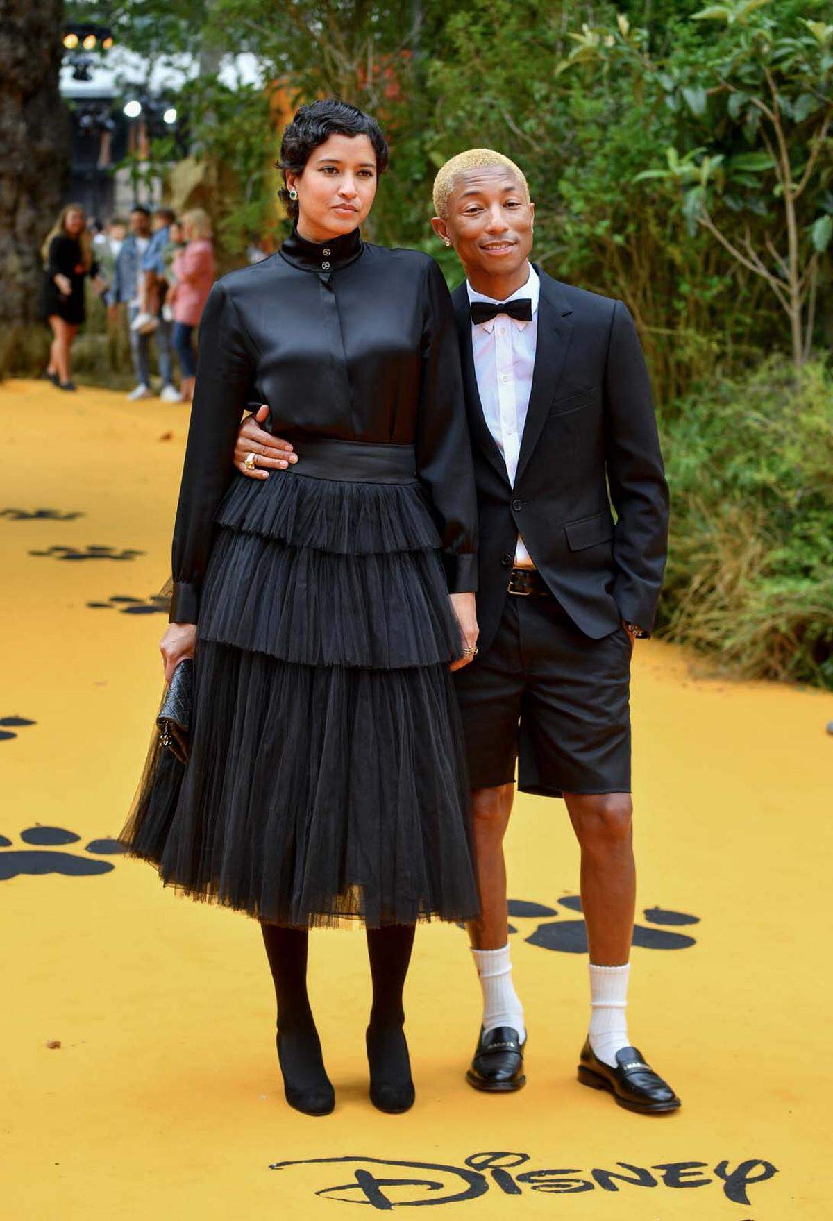 Auch dieses hübsche Paar kam vorbei: Pharrell Williams und Helen Lasichanh. Der 46-jährige Musiker hält sich mit kurzen Hosen jung.