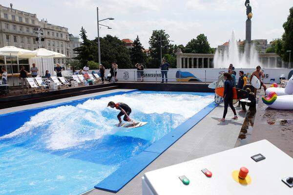 Bis Ende September können Sportler mitten in Wien das Wellenreiten ausprobieren und ihre Künste vorführen.