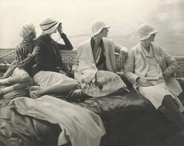 Edward Steichen: Auf George Bahers Yacht. June Coxin unbekanntem Design; E. Vogt in Chanel, mit einem Hut von Reboux; Lee Miller in einem Kleid von Maeund Hattie Green und einem Chanel-Schal; Hanna-Lee Sherman in unbekanntem Design, 1928