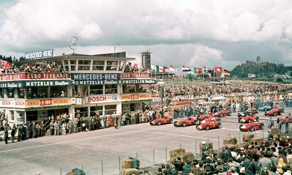 Aus den mittleren Tagen der Farbfotografie. 1956, Nürburgring. Wieso fast alle Autos rot waren? Weil Mercedes nicht mehr dabei war und Franzosen oder Engländer nur vereinzelt auszumachen waren. Die Ferraris jedenfalls gaben sich untereinander durch verschiedenfarbige Schnauzen zu erkennen.