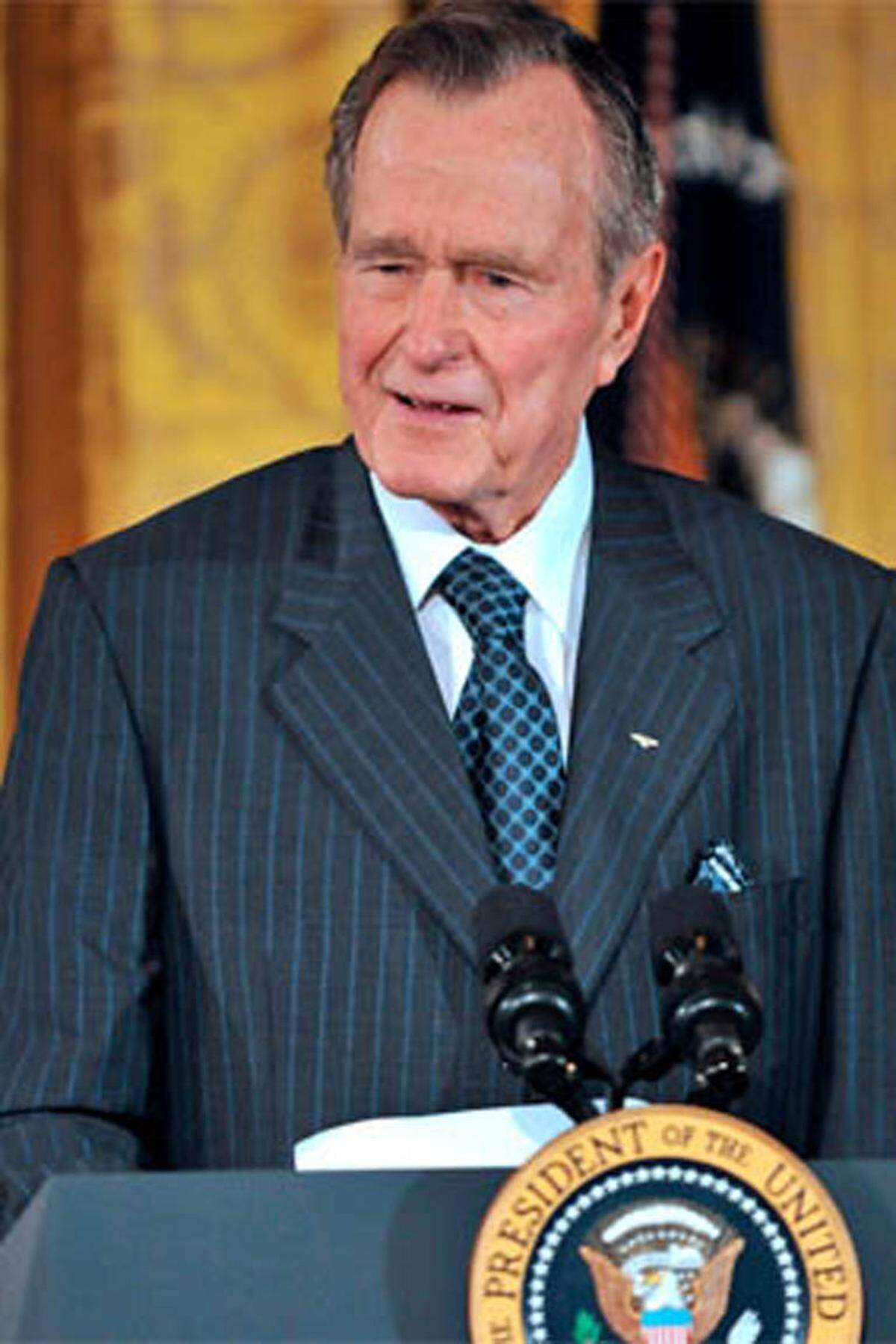 Bushs gleichnamiger Präsidenten-Vater prahlte einst vor offenem Mikrophon, er habe einer politischen Gegnerin bei einer Debatte "Feuer unterm Hintern gemacht".