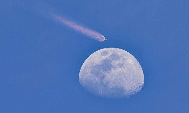 Eine SpaceX Falcon 9 Rakete mit 23 Starlink-Satelliten fliegt am Mond vorbei  - aufgenommen am 18. April dieses Jahres. 