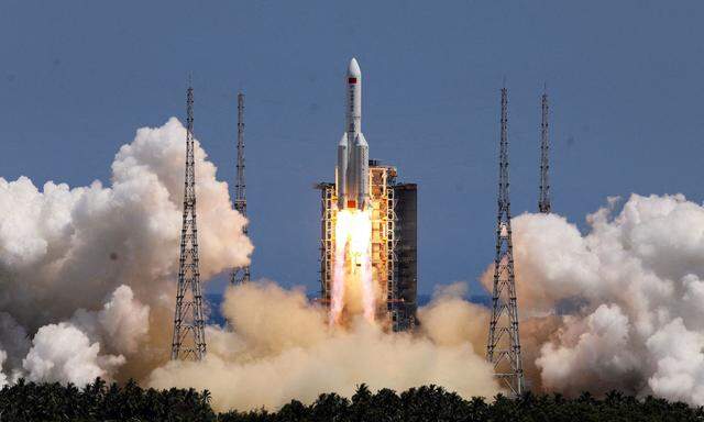 Die Rakete "Langer Marsch 5B"  beim Start vor einer Woche in China.