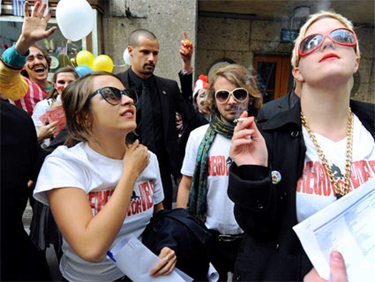 In Wien findet ein von Hahn initiierter "Hochschuldialog" statt, zu dem auch Vertreter der Besetzer geladen sind. Diese verwandeln den Auftakt mit Clowns und Feuerschluckern zu einem Zirkus. Konkrete Ergebnisse gibt es beim Dialog nicht.