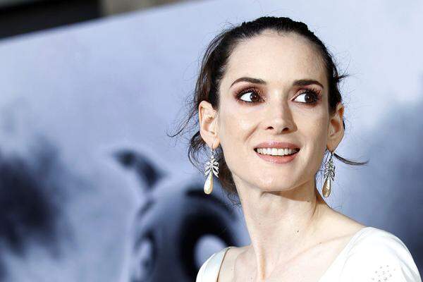 Die US-Schauspielerin Winona Ryder (42) hat Lehren aus ihrer Verurteilung als Ladendiebin gezogen. "Ich habe die Verantwortung fur meine Taten ubernommen und wurde sagen, dass ich durch diese Erfahrungen heute ein emotional sehr viel stärkerer Mensch bin und in mir ruhe", sagte sie in einem Interview der Zeitschrift "Donna".