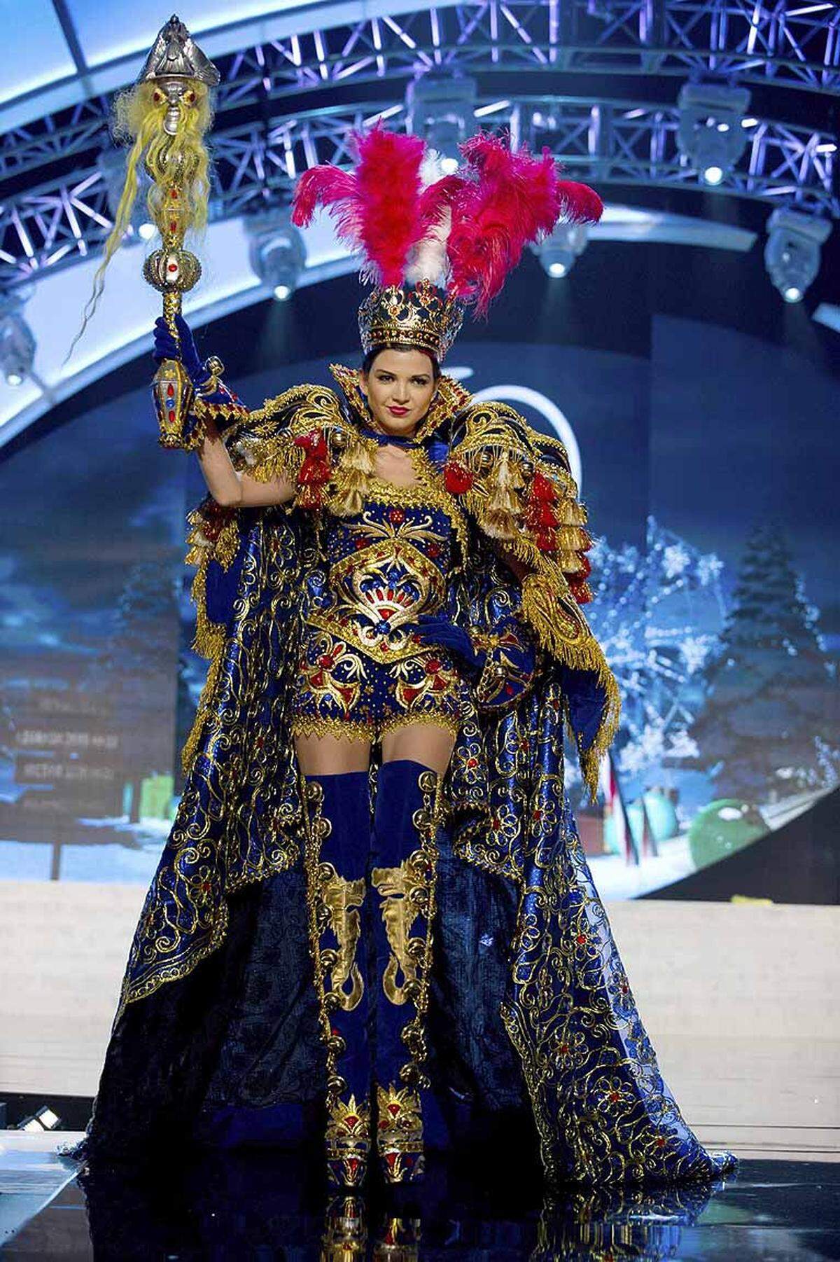 Einer Königin gleich tritt Miss Peru Nicole Faveron auf.