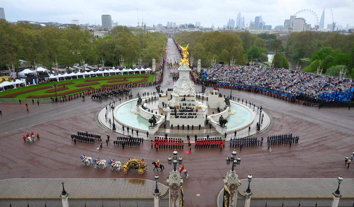 Tausende Schaulustige haben versucht, bei der zwei Kilometer langen Prozession im Regen einen Blick auf den Monarchen zu werfen. 