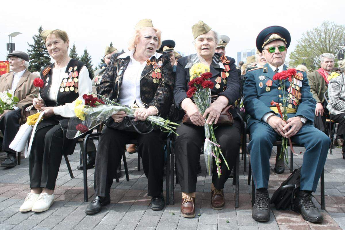 Präsident Putin verprach den Veteranen am Roten Platz in Moskau ein ewiges Andenken. "Wir sind stolz auf Sie." Im Bild: Veteranen des Zweiten Weltkriegs bei offiziellen Festivitäten zum "Tag des Sieges" in Donezk, Ukraine, am Freitag.
