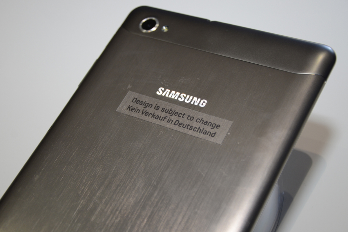 Apple findet, dass die Galaxy-Reihe dem iPhone und dem iPad zu ähnlich sieht und hat in Deutschland ein Verkaufsverbot erwirkt. Ein Sticker auf der gebürsteten Alu-Oberfläche erinnert IFA-Besucher an das Urteil.