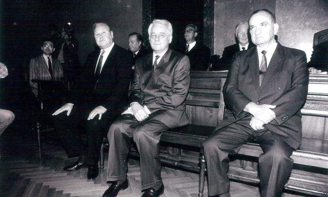 Auf der Anklagebank: Karl Blecha, Leopold Gratz und Fred Sinowatz im Noricum-Prozess.