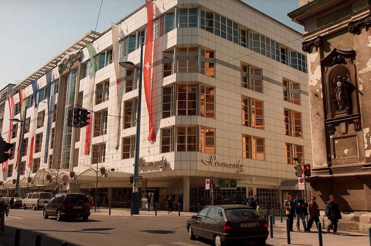 Das Herzmansky war das älteste Warenhaus in Wien. Es wurde vom Kaufmann August Herzmansky 1863 gegründet. Das Warenhaus befand sich an der Mariahilfer Straße/Ecke Stiftgasse. 1997 wurde das Kaufhaus geschlossen, 1998 wurde dort die erste österreichische Filiale des deutschen Bekleidungskonzerns Peek &amp; Cloppenburg eröffnet.
