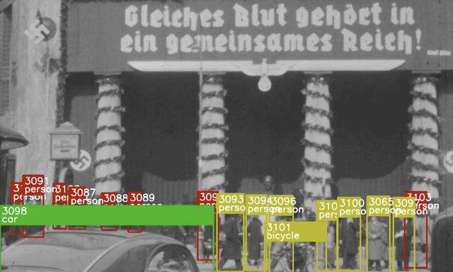 Das Looshaus als Hitleraltar (1938). Die Amateuraufnahme zeigt Passanten, die vor einer Hitler-Büste salutieren, der Algorithmus erkennt automatisiert Personen und Fahrzeuge.