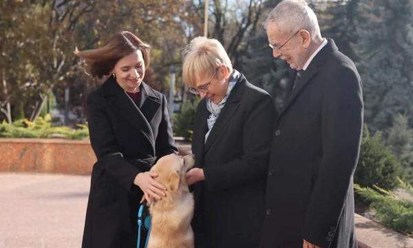 Maia Sandu, Alexander Van der Bellen and Natasa Pirc Musar mit Hund