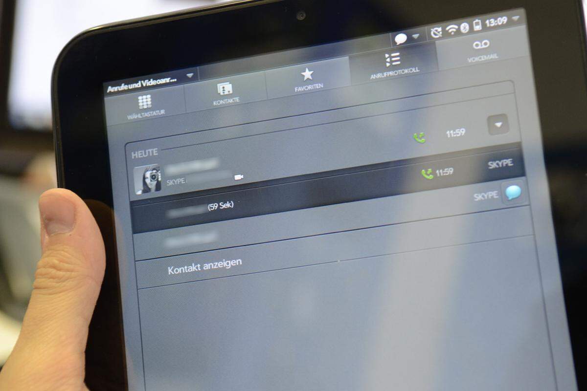 Wer Skype nutzt, braucht keine zusätzliche App, sondern muss einfach nur sein Konto am TouchPad anmelden und kann sofort die ab Werk integrierte Video-Telefoniefunktion nutzen. Dafür gibt es eine 1,3-Megapixel-Kamera mit bescheidener Qualität auf der Vorderseite. Skype-Chats werden in die gelungene Nachrichten-App des TouchPad integriert.