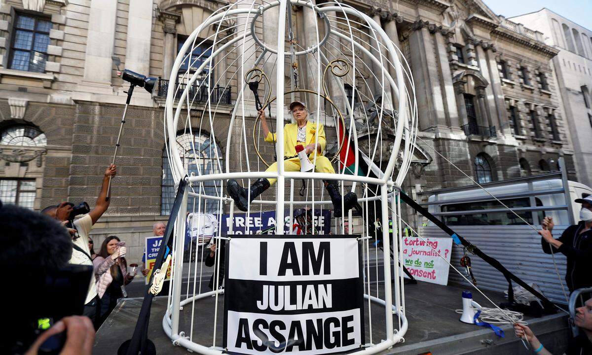 Zum Beispiel hier. Im vergangenen Jahr sorgte sie mit dem Protest für die Freilassung von Wikileaks-Gründer Julian Assange für Aufsehen. Im knallgelben Outfit saß sie vor einem Gerichtsgebäude in London in einem überdimensionalen Vogelkäfig. "Ich bin Julian Assange!" rief sie vor Journalisten und Demonstranten in ihr Megafon und: "Die Welt ist korrupt!". Sie schien sich in der Rolle zu gefallen.