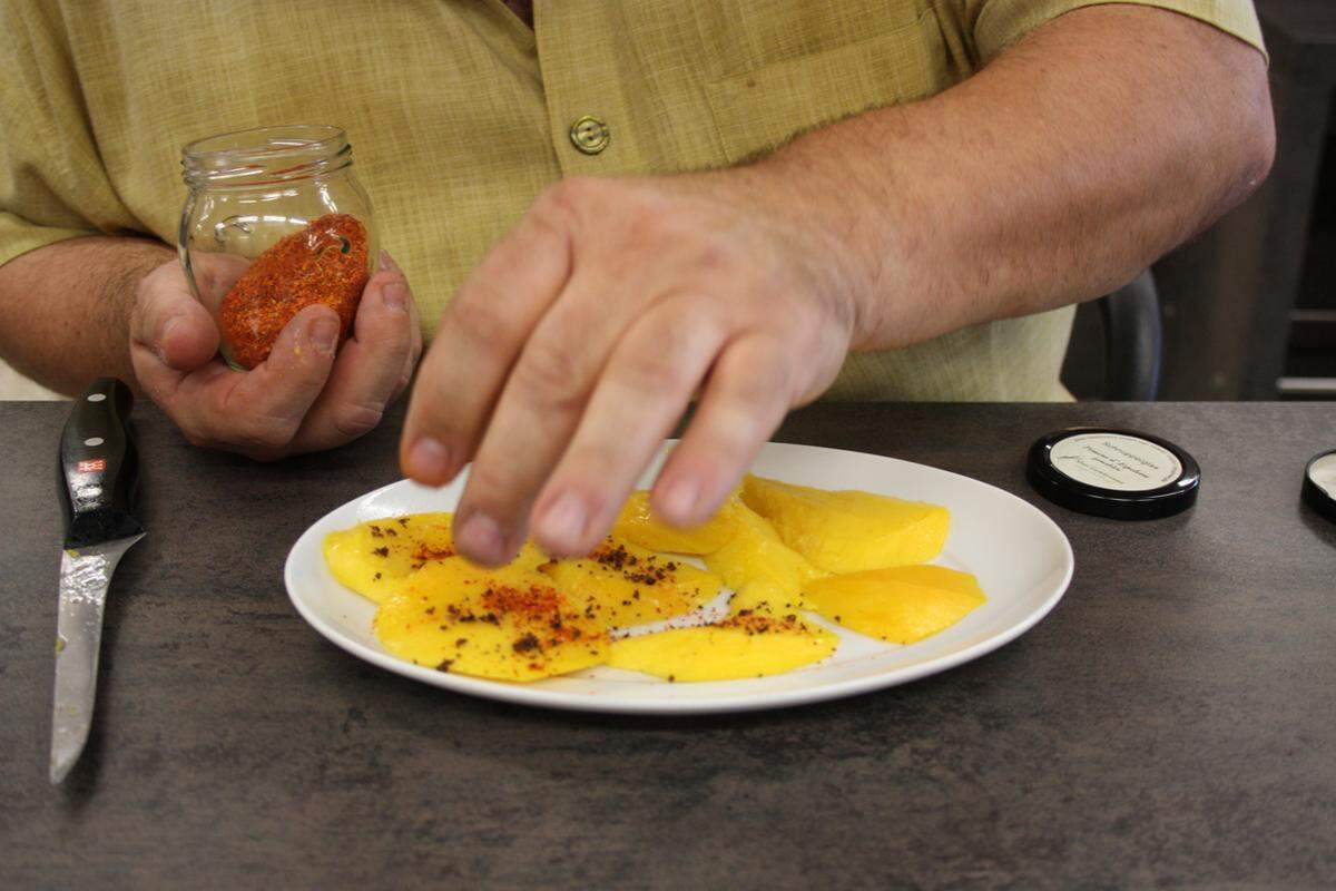 Die beste Art, eine Mango zu essen, ist für Ingo Holland, sie mit Schokoladesalz und Piment d’Espelette zu bestreuen.