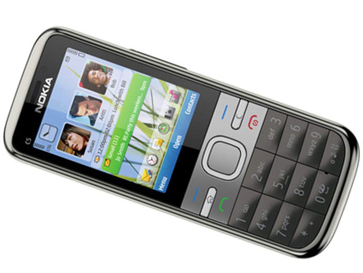 Das Nokia C5 ist zwar ein simples Tasten-Handy - ganz ohne Touchscreen und iPhone-Look - bringt aber dennoch ein wenig Social-Networking-Flair aufs Display. Kontakte können mit Foto direkt am Startbildschirm abgelegt werden, wo auch aktuelle Termine und neue E-Mails zu sehen sind. Für Facebook gibt es eine eigene Anwendung und navigiert wird mit den vorinstallierten Ovi Maps und assisted GPS. Das schlichte Barrenhandy hat immerhin eine 3,2-Megapixel-Kamera mit Blitz. Ab sofort, 179 Euro.