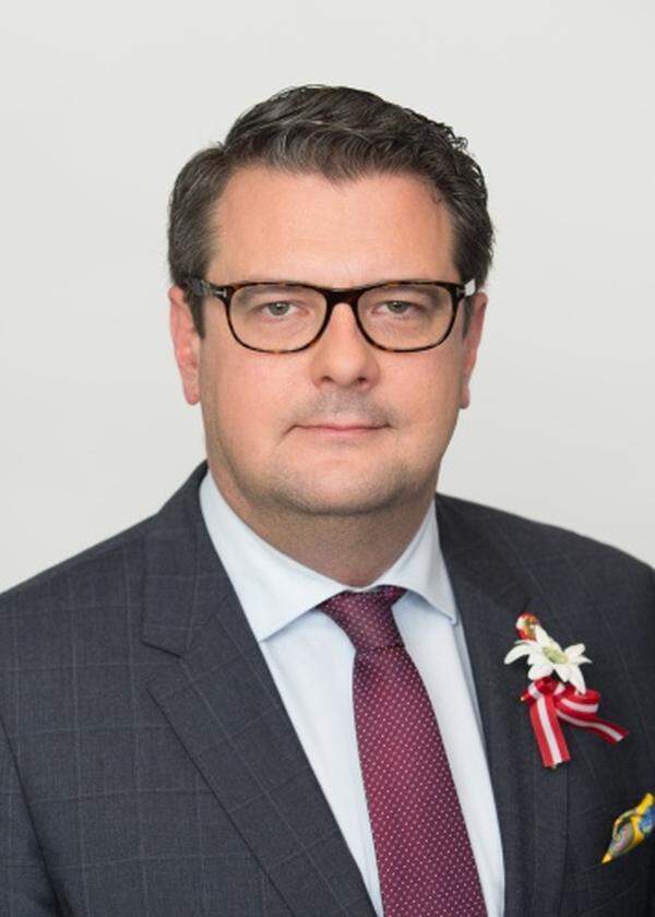 Seit 2013 ist Wendelin Mölzer - Sohn von FPÖ-Politiker Andreas - Nationalratsabgeordneter, seinen Beruf gibt er als "Journalist" an, für "Zur Zeit" nämlich, der als deutschnational geltenden Wochenzeitung, die von seinem Vater herausgegeben wird. Parteipolitisch engagierte sich Mölzer in der FPÖ Kärnten erstmals 2005.