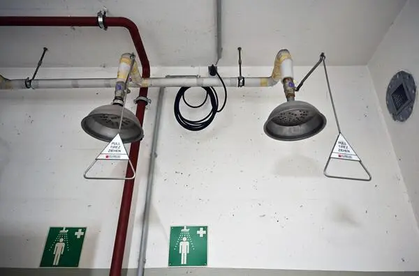 Mit diesen Duschen hätten alle Bunker-Neuankömmlige kalt abgespritzt werden sollen, um etwaige Rückstände radioaktiver Wolken bzw. kontaminierten Staub  abzuwaschen.