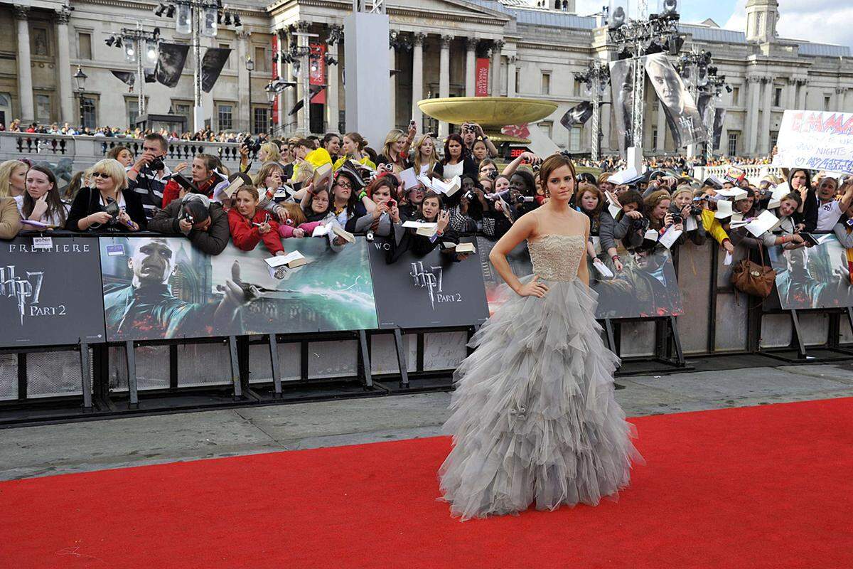 Emma Watson hat sich erfolgreich als Model positioniert. Ihr mädchenhaft braver „British Look“ brachte ihr eine Werbekampagne für Burberry ein, dann engagierte sie das französische Kosmetikhaus Lancôme. Momentan ziert die 21-Jährige das Cover der amerikanischen Vogue.