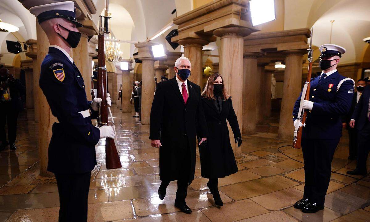 Er vertrat die Trump-Administration bei der Inauguration: der scheidende Vizepräsident Mike Pence, im Bild mit seiner Frau Karen.