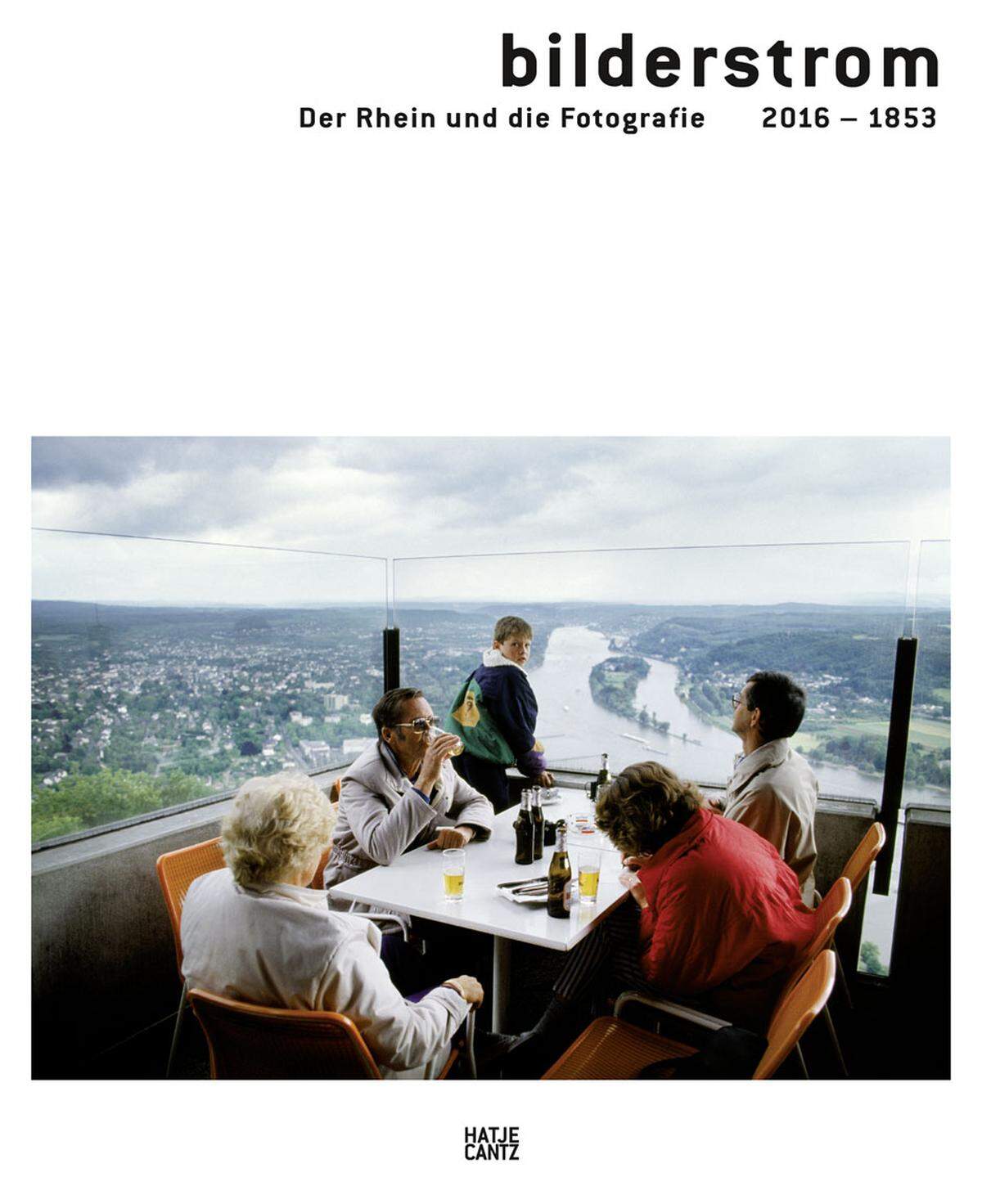 "Der Rhein ist der Fluss, von dem alle Welt redet und den niemand studiert, den alle Welt besucht und niemand kennt. Dennoch beschäftigen seine Ruinen die geistigen Höhenflüge, und diesen bewundernswerten Fluss lässt das Auge des Poeten wie das Auge des Publizisten unter der Durchsichtigkeit seiner Fluten Vergangenheit und Zukunft Europas ahnen", notierte Victor Hugo 1845. Bis heute hat sich an Hugos Statement wenig geändert, Millionen Menschen leben am Rhein, die meisten kennen den berühmtesten aller europäischen Flüsse nur aus der Literatur, Gemälden, Zeichnungen und Stichen - und nun von Fotos von mehr als 60 namhaften Fotografen, die den siebentlängsten Strom der Alten Welt in freien dokumentarischen und bildjournalistischen Arbeiten bis zu fotokünstlerischen Positionen präsentieren. Wahrlich, ein Bilderstrom. Hsg. Christoph Schaden, LVR-LandesMuseum Bonn, "Bilderstrom. Der Rhein und die Fotografie 2016 - 1853", www.hatjecantz.de   