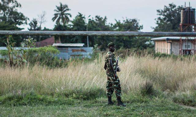 Ein Soldat der burundischen Armee auf Patrouille in Bujumbura. Die Nachbarländer setzen auf neue Friedensgespräche, um den blutigen Konflikt zu beenden.