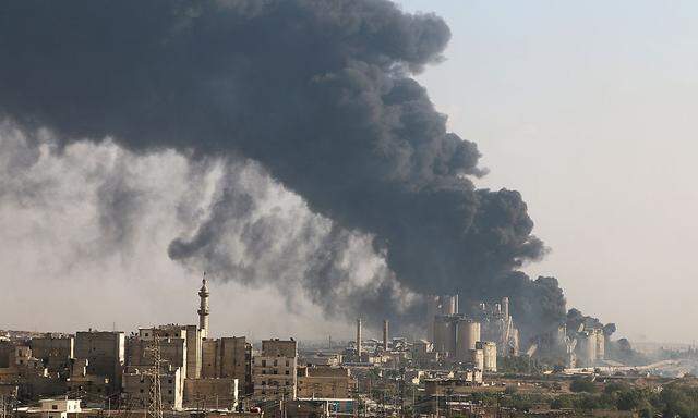 Eine von Regierungstruppen kontrollierte Zementfabrik in Aleppo wurde am Dienstag getroffen.