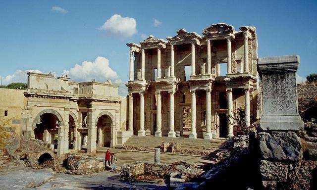  Seit 1895 holen österreichische Forscher Schätze aus der Erde, links die Celsus-Bibliothek, rechts das Südtor der Agora.