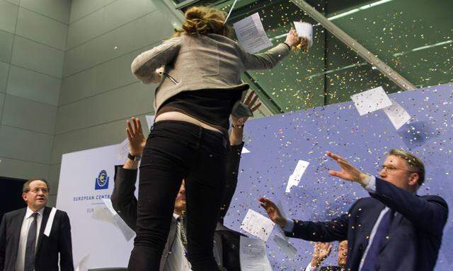 Eine Aktivistin st�rt die Pressekonferenz der Europ�ischen Zentralbank EZB Sie springt auf den Ti