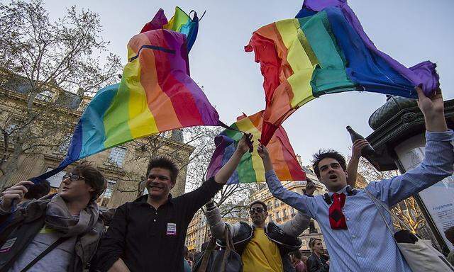 Frankreich: Gesetz zur Homo-Ehe tritt in Kraft
