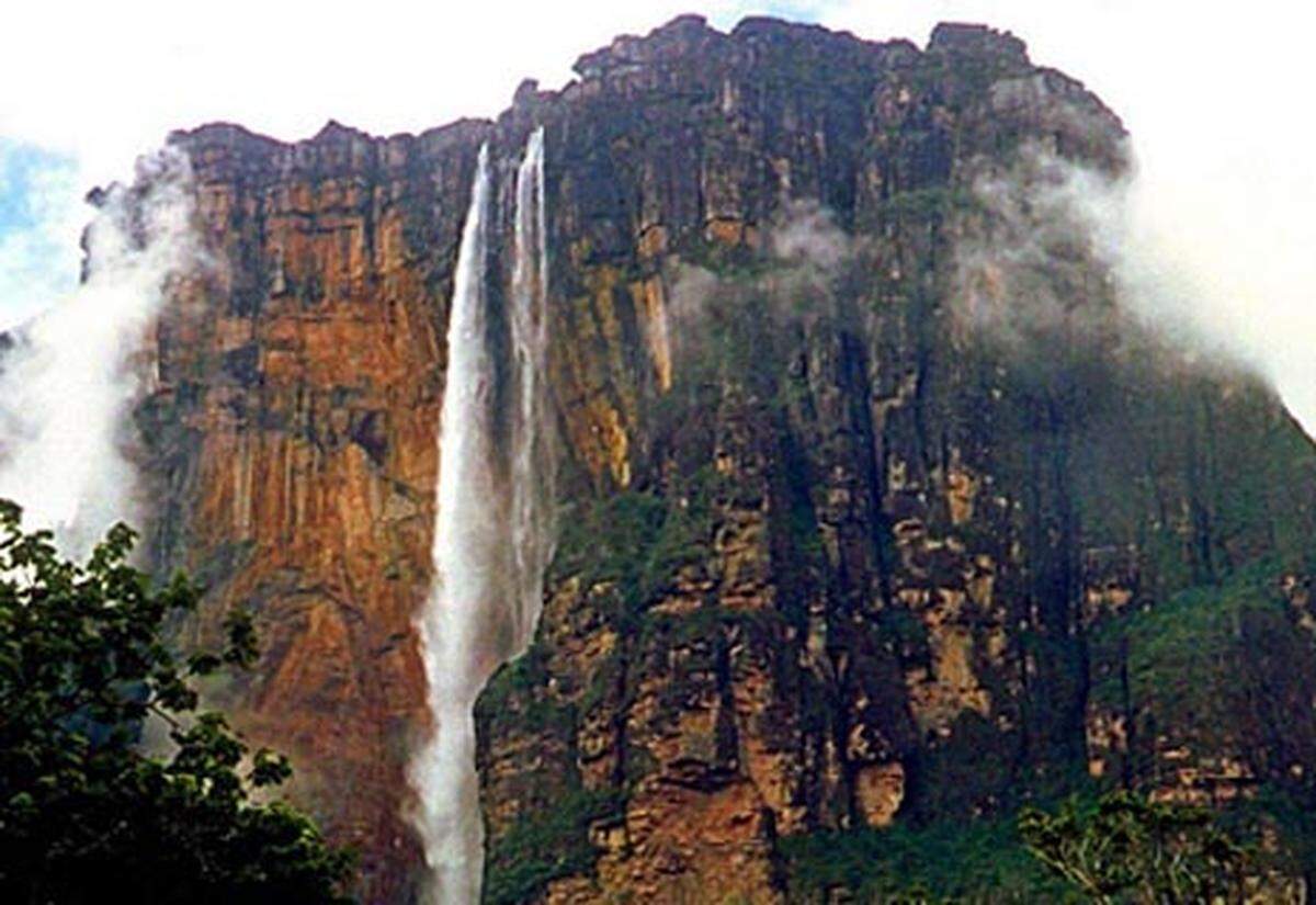 Der Salto Angel im Südosten von Venezuela ist mit 978 Metern der höchste freifallende Wasserfall der Welt. 1936 entdeckte ihn der amerikanische Buschpilot Jimmy Angel zufällig. Angel brauchte nach einem Fehlstart elf Tage, um wieder in die Zivilisation zurückzukehren.