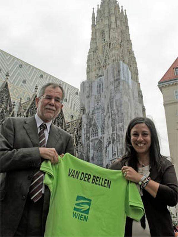 "Go, Professor, Go" - So lautete ein T-Shirt-Slogan von Fans des Grünen Alexander Van der Bellen im Wiener Wahlkampf 2010. Der Ex-Bundessprecher schob sich mittels Vorzugsstimmen vom unwählbaren 29. auf Platz 1 der Landesliste vorgeschoben. Dennoch zog er zunächst nicht in den Gemeinderat ein, sondern blieb im Nationalrat. Das brachte ihm den Vorwurf der Wählertäuschung ein. Nun, mehr als eineinhalb Jahre nach der Wahl, wechselt Van der Bellen doch ins Stadtparlament.